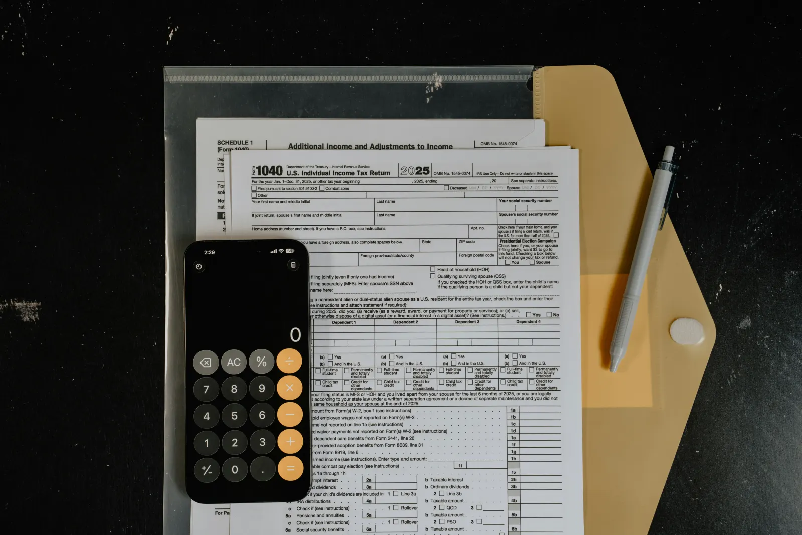 Daňové dokumenty a kalkulačka při prodeji nemovitosti